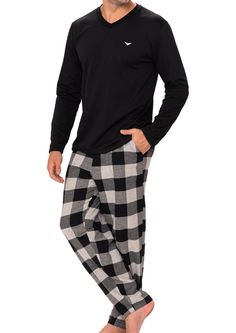 Características:  	Pijama masculino longo 	Confeccionado em moletinho felpado e flanela 	Textura macia e sensação de corpo aquecido 	Blusa possui mangas longa e decote em V 	Detalhe na manga com recorte em xadrez 	Calça xadrez com bolsos laterais funcionais  Composição:  	Blusa: 67% Poliéster e 33% Viscose 	Calça: 100% Algodão Dr Marvel, Checkered Pants, Winter Pajamas, Teen Wolf, Harry Potter, Mens Outfits, Pants, Clothes