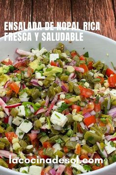 #ensaladadenopal #nopales #saludable Nopal Salad Recipe, Nopales Recipe, Salad Bowl Recipes, Party Side Dishes, Vegetable Side Dishes Healthy, Mexican Food Recipes Authentic, Healthy Side Dishes, Bowls Recipe