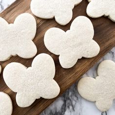 some cookies are on a cutting board and ready to be eaten