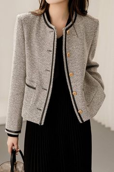 Diagonal Stripes Pattern, Elegant Blazers, Sewing Clothes Women, Blazer Designs, Striped Jacket, Fashion Mistakes, Womens Clothing Stores, Coat Fashion