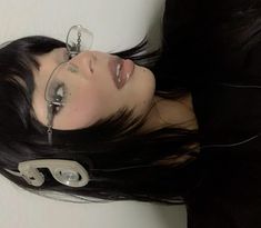 Bangs Alternative, Makeup Cat Eye, Fashion Cyberpunk, Siren Makeup, Makeup Y2k, Micro Bangs, Bangs And Glasses, Bayonetta Glasses, Y2k Glasses