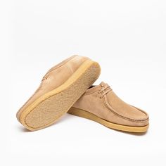 Beige camel soft suede derby shoe, leather inner lining and insole, crepe sole. Derby Shoes, Penny Loafers, Soft Suede, Luxury Retail, Boat Shoes, Luxury Boutique, Loafer Shoes, Derby, Camel