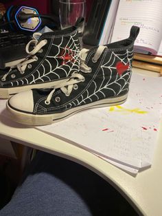 Spider Man Converse, Spiderman Converse, Shoes Spiderman, Marvel Shoes, Converse Design, Mens Slip On Sneakers, Custom Painted Shoes