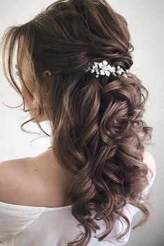 Obsessed with the half up half down style. Join me for more looks, and share what you think down here. Bridal Hair Half Up, Half Up Wedding Hair, Themes Wedding, Wedding Hairstyles Medium Length, Mother Of The Bride Hair, Colors Wedding, Vintage Wedding Hair