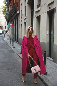 Pink And Red Outfit, Pink Coat Outfit, Red Pants Outfit, Colorful Street Style, Monochromatic Fashion, Moda Chic, Pink Coat, Red Pants, Colourful Outfits