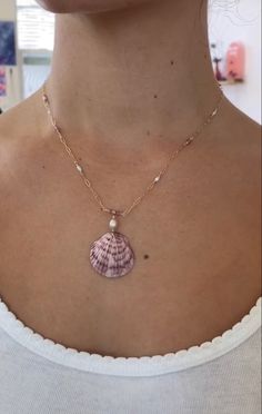 Homemade Seashell Necklace, Dainty Beach Jewelry, She’ll Necklace Tutorial, Cute Shell Necklaces, Sea Shells Necklace, She’ll Necklace, Seashell Necklace Aesthetic, Shell Necklace Aesthetic, Stacked Chains