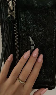 #nails #oldmoneyaesthetic #nailart #aesthetic #inspo Old Money Nail Inspiration, Nails Acrylic Old Money, Autumn Nails Classy, Nail Inspiration Fall 2024, Elagent Aesthetic Nails, Nail Ideas For Pale Skin, Classy Nails Aesthetic, Nail Inspo Almond Simple, Nude Colour Nails