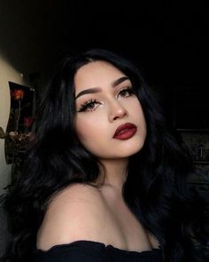 Dark Lipstick Colors, Fete Emo, Cute Eyeshadow Looks, Dark Lipstick, Beauty Make-up, Fancy Makeup, Dark Makeup, Make Up Looks, Long Black Hair