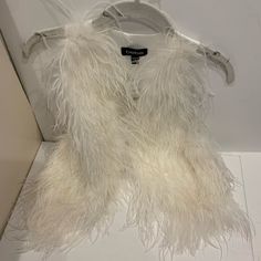 Bebe Cream White Ivory Ostrich Feather Vest Size M/L Just In! Adorable Mint Condition Smoke Free / Pet Free Home Msrp $150.00 Questions? Leave A Comment Below! Coat Tails, Feather Vest, White Faux Fur Vest, Bebe Cream, Leather Biker Vest, Faux Suede Vest, Boho Vest, Lace Vest, Grey Vest