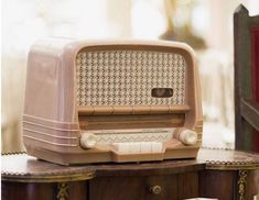 an old fashioned radio sitting on top of a table