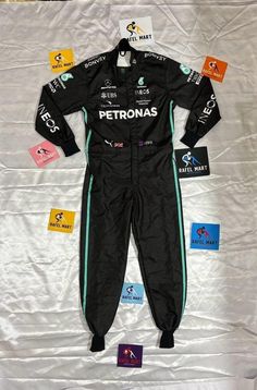 F1 LEWIS HAMILTON 2022 MERCEDES BENZ BEDRUCKTER RENNANZUG Der Anzug ist mit Polyester Cordura-Gewebe gefertigt und enthält Baumwoll-Handtuchfutter, das Feuchtigkeit und farbliche Bündchen und Rippengummi unter den Armen und Schultern für zusätzlichen Komfort, Leistung und Mobilität während des Rennens leitet. Schmale Reißverschlüsse, Embleme und feine Details sorgen beim Bummeln durch die Zuschauermassen für stimmungsvolle Atmosphäre. Geeignet für Nicht-MSA Outdoor & Indoor Karting, Üben, Autograss, Grasstracking, Motorsport & Track Days. Hinweis: Wir gestalten auch individuelle Anzüge und Größe, also zögern Sie nicht, uns zu kontaktieren, WENN SIE Ihren eigenen Druck und Namen anpassen oder hinzufügen möchten. Die Größentabelle ist in den Bildern enthalten Wenn Sie ein Problem haben, zöge F1 Suit, F1 Costume, F1 Suit Design, Race Car Suit, Race Car Driver Suit, F1 Jacket Mercedes, Men's Suits, Edc Outfits