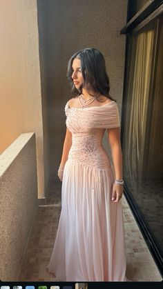 Dantel Dresses Hijab, Arab Wedding Dress Guest, Sister Bride Dress, Pregnancy Gowns Dresses Beautiful, Elegant Pink Georgette Dress, Elegant Pink Maternity Dress For Party, Arabic Style Dress, Bridgerton Dresses Inspired, Soiree Dresses For Pregnant Women