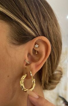 Clean Girl Piercings, Floating Piercing, Ear Piercing Map, Floating Helix Piercing, Vertical Helix Piercing, Rock Piercing, Piercing Places, Conch Piercing Stud, Minimalist Ear Piercings