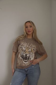 tiger graphic tee Long Live Rock And Roll, Spiritual Outfits, Western Boho Outfits, Smart Casual Work, Tiger Graphic, Western Graphic Tees, Graphic Tee Outfits, Rodeo Outfits, Live Rock