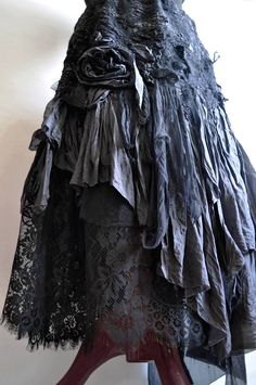 Gibbous Fashion, Dark Mori Witch, Costumes Carnaval, Voodoo Queen, Halloween Costumes 2022, Gothic Skirt, Dark Mori, Witch Costumes, Round Of Applause