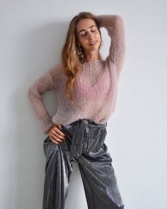 Beige purple off shoulder mohair sweater, Casual chic sweater, Loose knit cropped sweater, Short lig Pull Mohair, Knit Cropped Sweater, Knitting Sweaters, Style Désinvolte Chic, Chic Sweater, Cropped Pullover, Mohair Cardigan, Chic Sweaters, Loose Knit