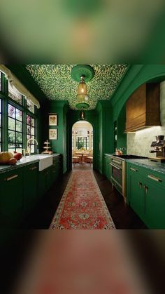 Emerald Green Rooms, Visual Vamp, Green Bookshelves, Green Entryway, Green Library, Green Shelves, Beverly Hills Houses, Green Paint Colors, Green Walls