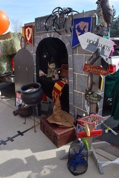 there are many different items on display in this outdoor area that is decorated like a castle