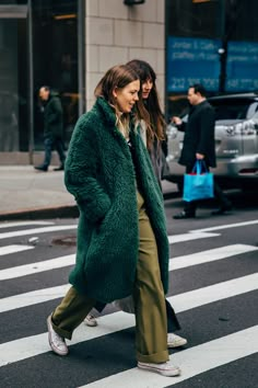 Creative Winter Outfits, Mode Mantel, Mode Hippie, New York Street Style, New York Fashion Week Street Style, Popsugar Fashion, Style Fall, Autumn Street Style