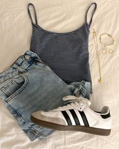 Summer Outfits Photos, Christmas Summer Outfit, Christmas Outfit Summer, Brandy Shorts Outfits, Brandy Melville Shorts Outfit, Brandy Melville Summer Outfits, Brandy Athelia Top, Cute Outfits With Adidas Shoes, Summer Outfit Ideas Aesthetic