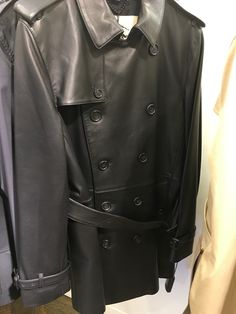 Black leather Burberry trench. Trenchcoat Outfit Men, Short Trenchcoat, Trenchcoat Outfit, Crisp Autumn, Burberry Trench, Trench Coats