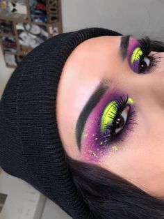 Neon Rave Makeup, Cute Neon Makeup Looks, Green Eye Makeup Halloween, Black And Green Makeup Looks, Easy Neon Makeup, Halloween Makeup Looks Purple, Neon Witch Makeup, Green Purple Eye Makeup