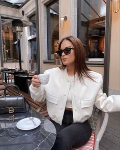 Wszystkie posty • Instagram Cream Jacket Outfit, Semi Formal Mujer, Women Pilot, Pilot Jacket, Oufits Casual, Loose Clothing, Shorts Sets, Loose Outfit, Pleated Shorts