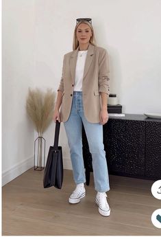 Cream Blazer Casual Outfit, Cream Coat Outfit Spring, Beige Blazer Fall Outfit, Sand Blazer Outfit Woman, Short White Jacket Outfit, How To Style A Cream Blazer, Light Jeans Work Outfit, Tan Blazer Outfits Women Casual, Cream Blazer Outfits For Women Casual