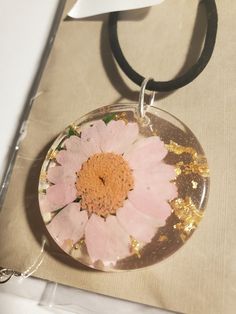 Baby pink flower with gold leaf foil in resin Baby Rosa, Rose Pale, Flower Necklace, Pink Flower, Gold Leaf, Baby Pink, Favorite Jewelry, Pink Flowers, Jewelry Necklace Pendant