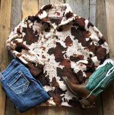 Super Soft and Oh So Comphy Cow Print Sherpa - Cow Print (Brown and White) - 1/4 Zip - Side Pockets - Adult Sizing - These run large - 100% Polyester ***Jeans and Boots Not Included ****Patterns and Shades of Brown and White/Cream May Vary from Photo Cute Western Outfits, Western Wear Outfits, Cute Country Outfits, Western Clothing, Western Style Outfits, Country Girl Style, Western Outfits Women, Weather Day, Cow Pattern