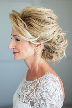 17 Simple & Stunning Hairstyles for the Mother of the Bride - NeedleStar Mother Of The Groom Hairstyles, French Chic Fashion, Hairstyle Tutorials, Stunning Hairstyles, Up Dos For Medium Hair, Elegant Hair, Elegant Hairstyles, Mani Pedi