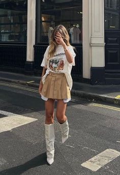 Going Out Outfits On Period, Light Wash Pants Outfit, Gen Z Fall Fashion 2023, Fall Fashion Aesthetic 2023, 85 Degree Weather Outfit, Spring Fashion 2024, Fall In Florida Outfits, Gallery Outfit Ideas, Nyc Aesthetic Outfit