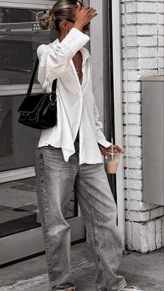 Jean Gris Outfit Mujer, Jean Gris Outfit, Outfit Jean Gris, Freepeople Style, Oversize Jeans, Jeans Gris, City Fashion Photography, Clothing Staples