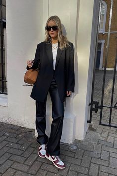 Blazer Jacket Outfits For Women, Business Casual With Dunks, Outfits For Dunks, Autumn Outfits 2023 Trends, Over Size Blazer Outfits, Spring Outfits 2024 Trends, Blazer Jacket Outfits, Beige Hose Outfit, Casual Uni Outfits