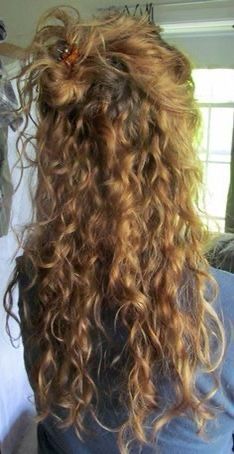 Frazzled English Woman, Hair Stylies, Long Curly Hair, Curly Girl, Long Curly, Hair Stuff, Curly Hairstyles, Aesthetic Hair, Cute Hair