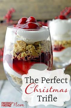 Cherry Cheesecake Trifle Dessert - Layers of crumbled graham crackers, whipped cream and cherry pie filling make this the perfect Christmas triple recipe. This delicious Christmas dessert is simple to make but impressive to serve. Cherry Cheesecake Trifle, Desserts Board, Christmas Trifle Recipes, Christmas Trifle, Cheesecake Trifle, Delicious Christmas Desserts, Trifle Desserts, Brownie Toppings, Trifle Recipe