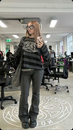 Grunge Street Wear Outfits, Band Tee Winter Outfits, Y2k Outfits For Winter, Y2k Punk Outfits, Low Effort Outfits, Alt Winter Fashion, Edgy Y2k Outfits, Different Outfit Styles, Morgan Core