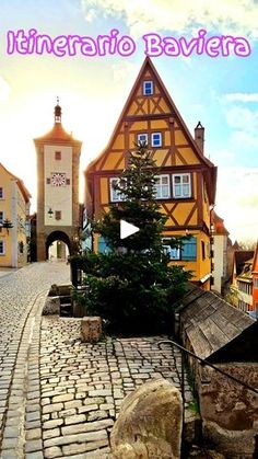 a cobblestone road with buildings and trees in the background that reads itineranoo baviera