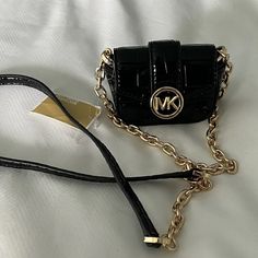 Michael Kors Carmen Air Pod Pro Case With Chain Strap. Air Pod Pro Case, Air Pod, Bags Michael Kors, Air Pods, Michael Kors Black, Michael Kors Bag, Chain Strap, Michael Kors, Bag Lady