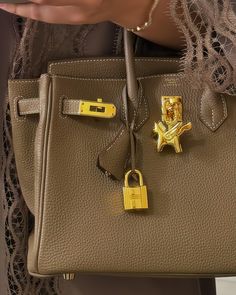 Vintage accent✨ Will this classic gold rodeo charm complete your bag’s look? 💎

#aelysee #aelyseebagcharm #rodeocharm #rodeopegase #bagcharm #bagaccessories #cadenacharmclub #hermès #hermesbirkin #baglover