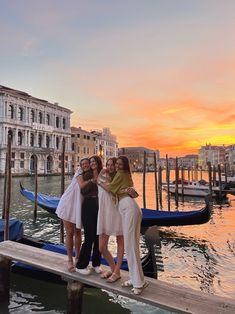 summer Italy aesthetic Venice sunset gondola Europe Vacation Photo Ideas, Travel Aesthetic Venice, Venice Italy Travel Aesthetic, Italy Group Photo, Italy Travel Pictures, Venice Italy Instagram Pictures, Travel To Italy Aesthetic, Europe Trip With Friends, Italy Girls Trip Aesthetic