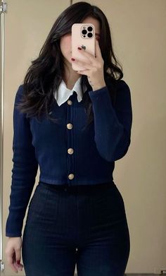 Dark Green Office Outfit, Elegant Classy Outfits Chic, Classy Outfits For Winter, Sweater With Collared Shirt, Casual Luxury Outfits, Winter Outfits Elegant, Elegance Dress, Semi Formal Outfit, Look Office