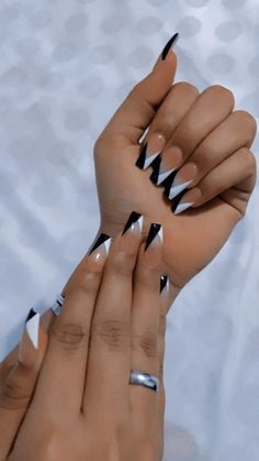 V French Tip Nails With Design, Triangle French Tip Nails Two Colors, Black And White Nails Tips, Short Edgy Nail Ideas, Easy Nail Designs Almond Shape, White V Tip Acrylic Nails, Geometric French Nails, Two Tone Tips Nails, Triangle Nails Design