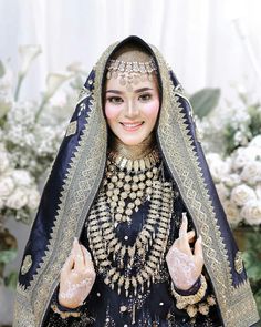 Gawn Dress, Semi Formal Dresses For Wedding, Pose Pengantin, Wedding Hijab Styles, Model Dress Kebaya, Traditional Makeup, Pose Prewedding, Javanese Wedding, Kebaya Wedding