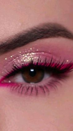 Makeup Ideas Pink And Gold, Eye Crystal Ideas, Easy Pink Glitter Eyeshadow, Cute Barbie Inspired Hairstyles, Pink Soft Eyeshadow, Pink Eye Makeup For Blue Eyes, Pink Eyeshadow Medium Skin, Barbie Movie Makeup Ideas, Rhinestone Eye Makeup Hooded Eyes