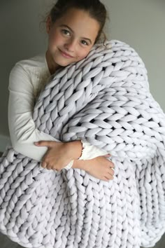 Learn everything you need to know to make a gorgeous chunky hand knit blanket in just a few hours - no knitting experience needed! We'll cover what kind of yarn to use, how to get started, and how to make a chunky blanket for about $30. Chunky Hand Knit Blanket, Knit Chunky Blanket, Thick Yarn Blanket, Chunky Blanket Diy, Chunky Blanket Pattern, Chunky Knit Blanket Pattern, Super Chunky Knit Blanket, Knot Blanket, Chunky Yarn Blanket