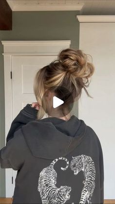 Messy Bun For Fine Hair, Messy Bun Medium Hair, Bun For Fine Hair, Claw Clip Updo, How To Bun, Easy Messy Hairstyles, Clip Updo, Muni Long