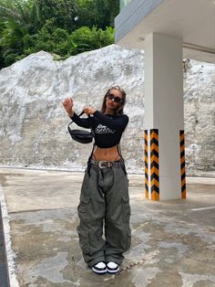 [AffiliateLink] 20 Must Have Streetwear Women Outfits Tips You'll Want To Use In All Season #streetwearwomenoutfits Tomboy Stil, Concert Fit, Cargo Pants Outfit, Streetwear Mode, Tomboy Outfits