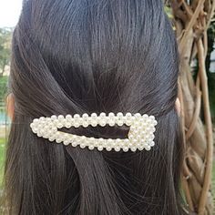 Click clack pearl hair barrette / pearl hair clip. Very good quality with gold base. Ideal for pinching side strands. Very good hold on the hair. Length 7.5cm. Pearl Clips, Hair Clip Hairstyles, Wedding Barrettes, Clip Hairstyles, Pearl Hair Clip, Hair Styler, Hair Accessories Clips, Loose Curls, Pearl Hair