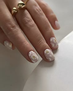 Nails Flower Design, Safari Nails, Belle Nails, Swirl Nail Art, Pedicure Designs Toenails, Nails Flower, Boho Nails, Summer Nail Art, Beige Nails